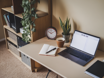 Mettre en place une routine de démarrage de 10 minutes pour préparer une journée sans réunion et bloquer vos créneaux profonds